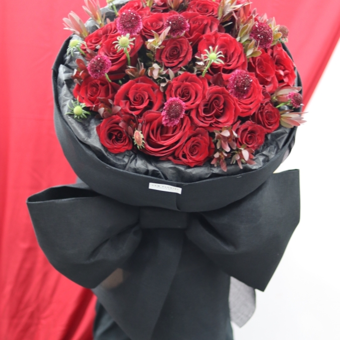 Bó Hoa Tone Đỏ Quyền Lực - Lam Florist