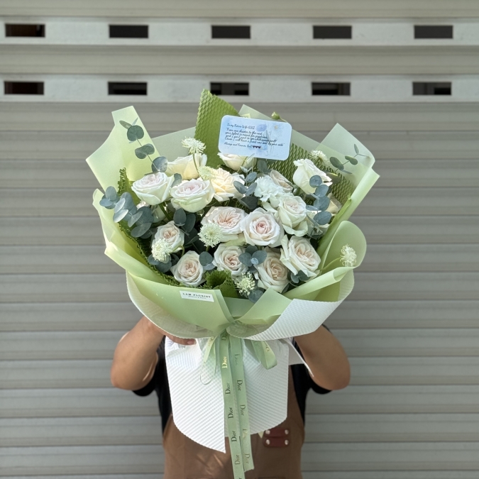 “Hồng Kem Trắng & Lá Bạc – Thanh Khiết Dịu Êm”