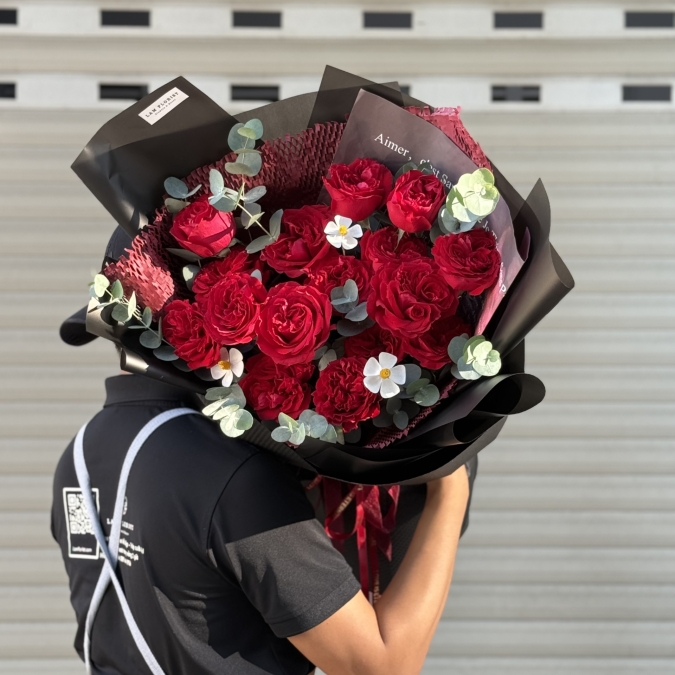 “Hồng Đỏ Ecuador & Lá Bạc – Khúc Tình Nồng Nàn”