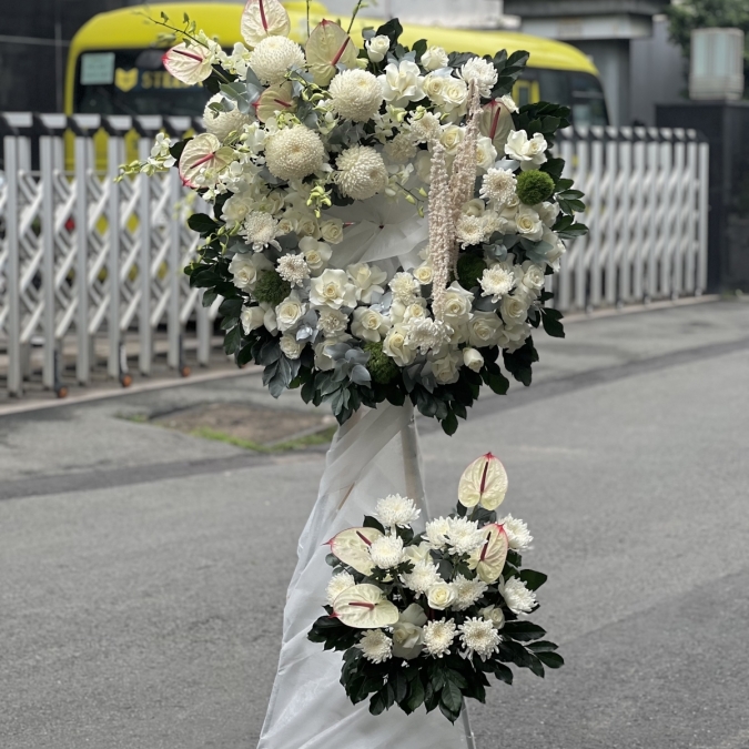 ​​​​​​​​​​​Kệ hoa viếng “Niềm Thương Kính Dâng” 2 tầng