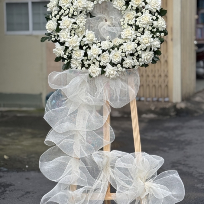 Kệ vòng hoa viếng trắng- Kệ chia buồn tone trắng
