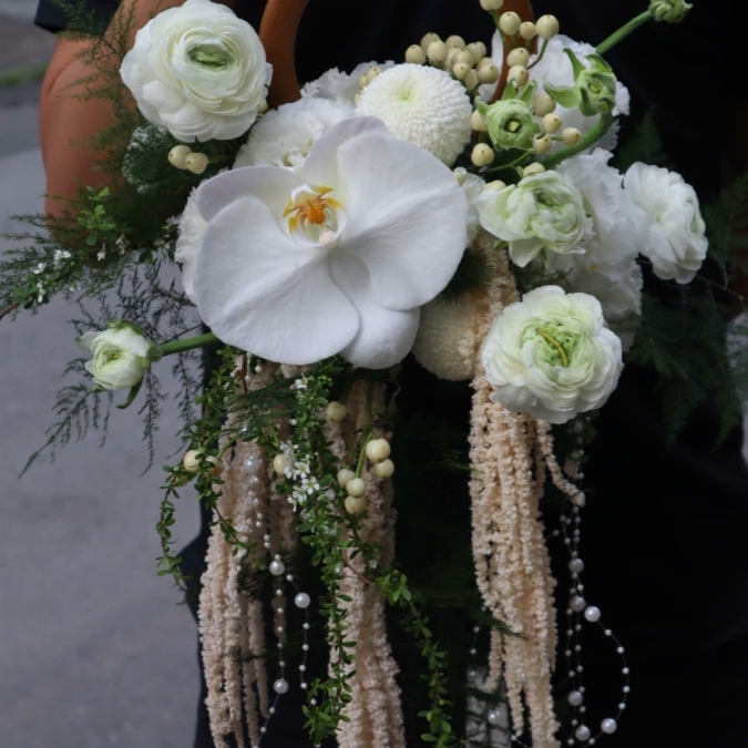 💍 “Duyên Trắng Thanh Khiết – Hoa Cưới Quai Xách”