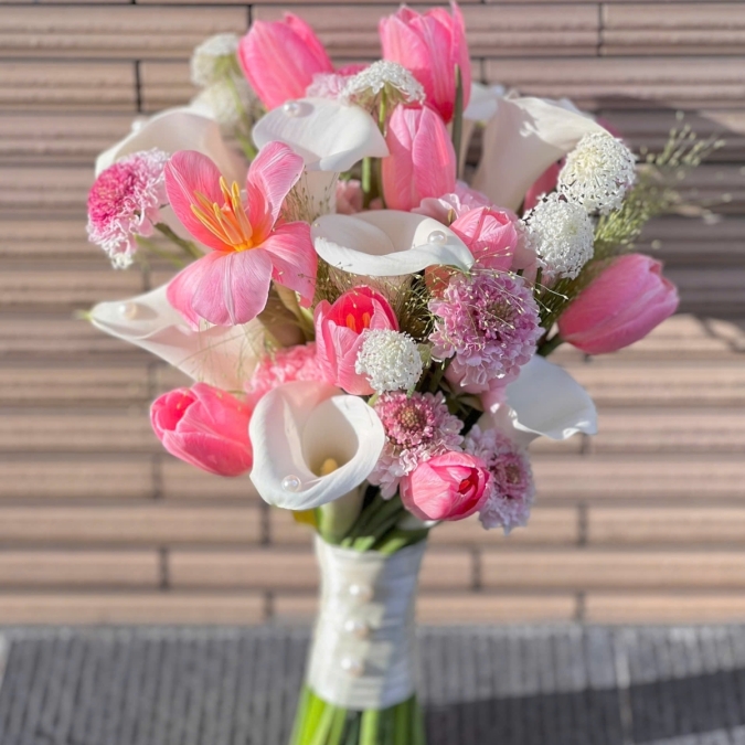 Hoa Cưới Dáng Tự Nhiên Tulip hồng và Calla Lily