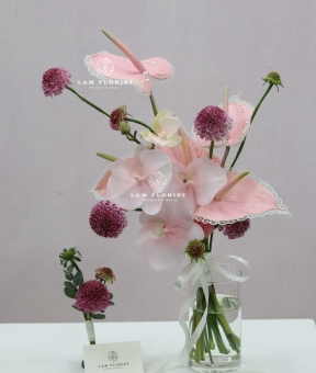 Bó hoa cưới cầm tay cô dâu Pearl Blush