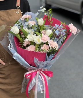 Tulip Trắng & Cẩm Chướng Hồng – Dịu Dàng Thanh Xuân