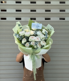 “Hồng Kem Trắng & Lá Bạc – Thanh Khiết Dịu Êm”