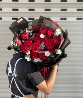 “Hồng Đỏ Ecuador & Lá Bạc – Khúc Tình Nồng Nàn”