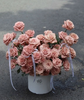 “Capuchino Ngọt Lịm – Hộp Hoa Của Sự Tinh Tế & Sang Trọng”