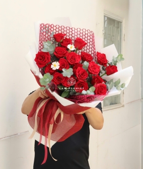 Bó Hoa Tone Đỏ Mix Lá Bạc – Sang Trọng