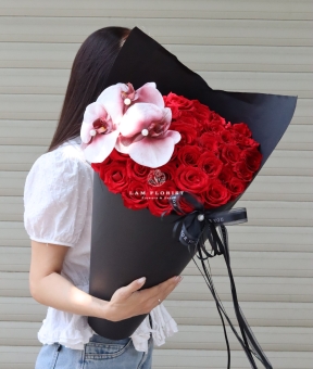 Bó Hoa Que Kem Hồng Đỏ & Lan Hồ Điệp