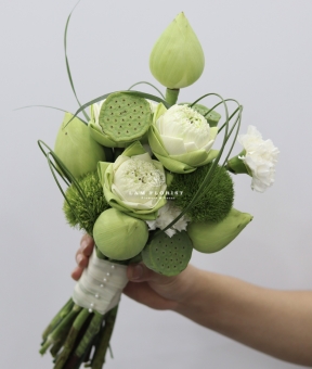 Bó Hoa Cầm Tay Sen Trắng