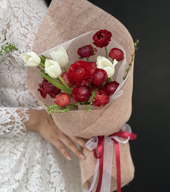 “Scarlet Whisper – Lời Thì Thầm Đỏ Thắm”