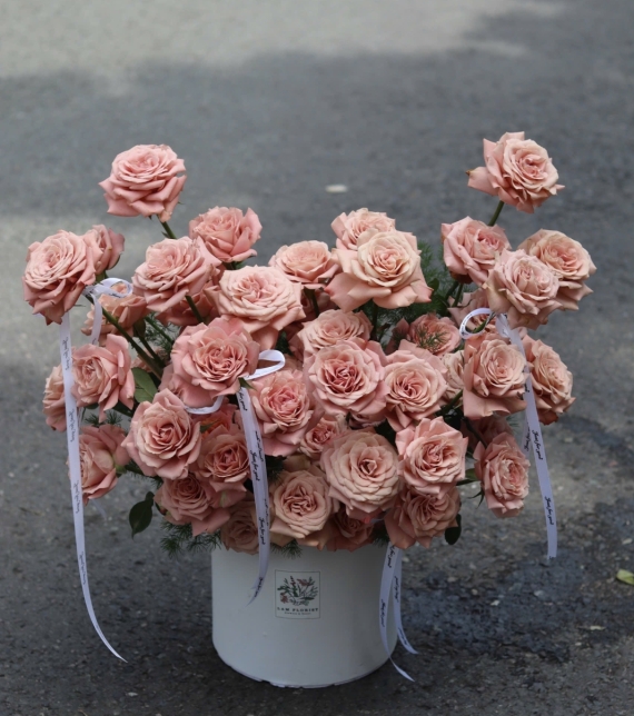 “Capuchino Ngọt Lịm – Hộp Hoa Của Sự Tinh Tế & Sang Trọng”