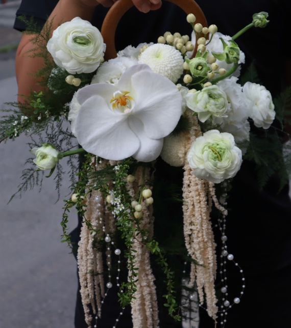 💍 “Duyên Trắng Thanh Khiết – Hoa Cưới Quai Xách”