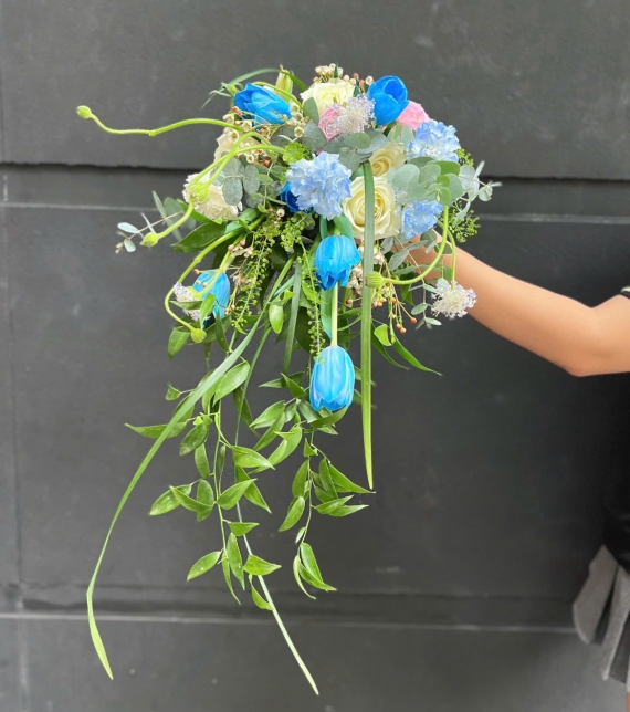 Hoa cưới dáng suối tone xanh