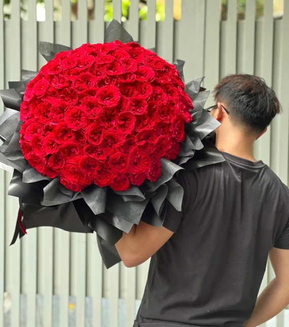 Bó hoa 99 bông hồng đỏ giấy đen