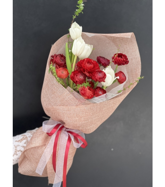 “Scarlet Whisper – Lời Thì Thầm Đỏ Thắm”