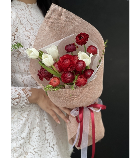 “Scarlet Whisper – Lời Thì Thầm Đỏ Thắm”