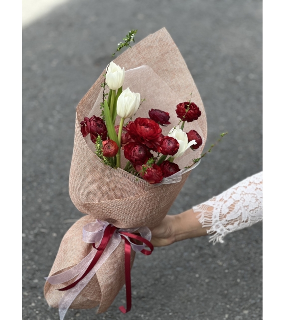 “Scarlet Whisper – Lời Thì Thầm Đỏ Thắm”