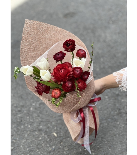 “Scarlet Whisper – Lời Thì Thầm Đỏ Thắm”