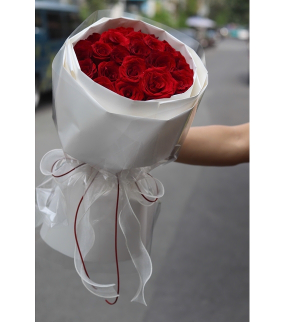 “Đỏ Vĩnh Cửu – Bó Hồng Ecuador Dáng Tròn Sang Trọng”