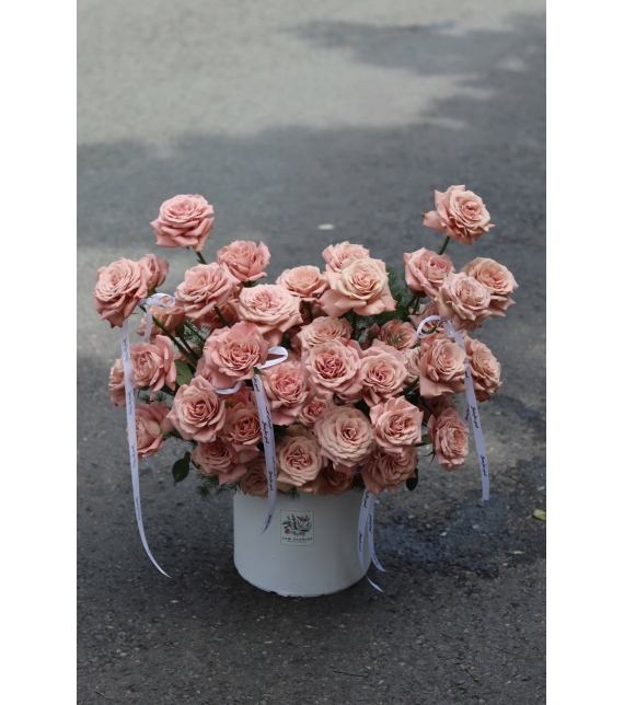 “Capuchino Ngọt Lịm – Hộp Hoa Của Sự Tinh Tế & Sang Trọng”