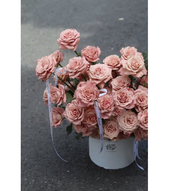 “Capuchino Ngọt Lịm – Hộp Hoa Của Sự Tinh Tế & Sang Trọng”