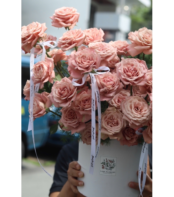 “Capuchino Ngọt Lịm – Hộp Hoa Của Sự Tinh Tế & Sang Trọng”