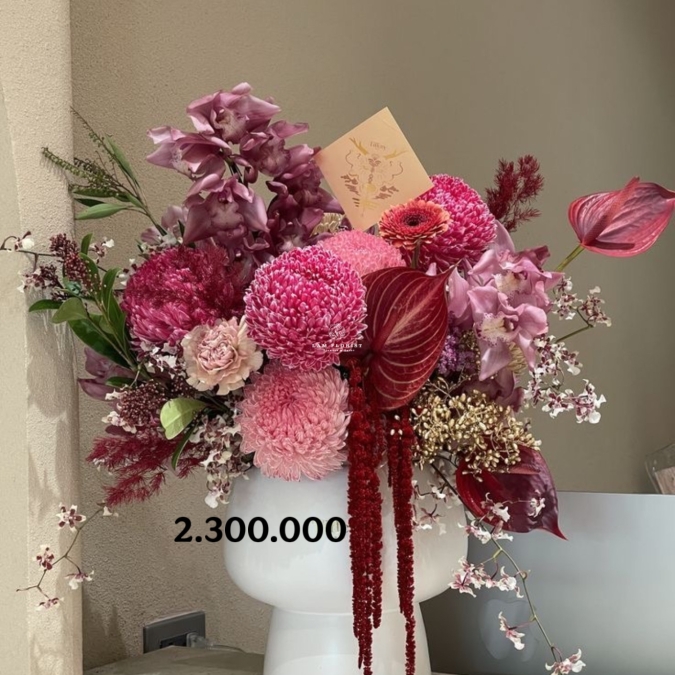 Scarlet Embrace – Vòng Tay Đỏ Quyền Quý