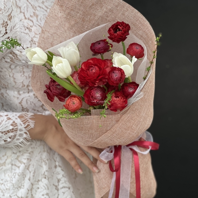 “Scarlet Whisper – Lời Thì Thầm Đỏ Thắm”