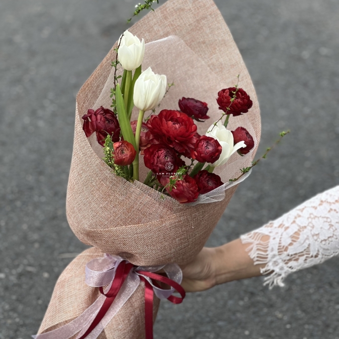 “Scarlet Whisper – Lời Thì Thầm Đỏ Thắm”