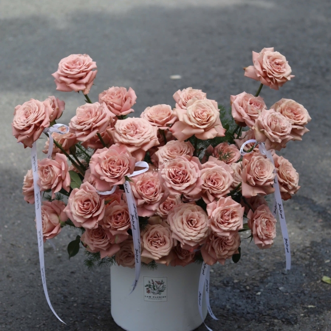 “Capuchino Ngọt Lịm – Hộp Hoa Của Sự Tinh Tế & Sang Trọng”