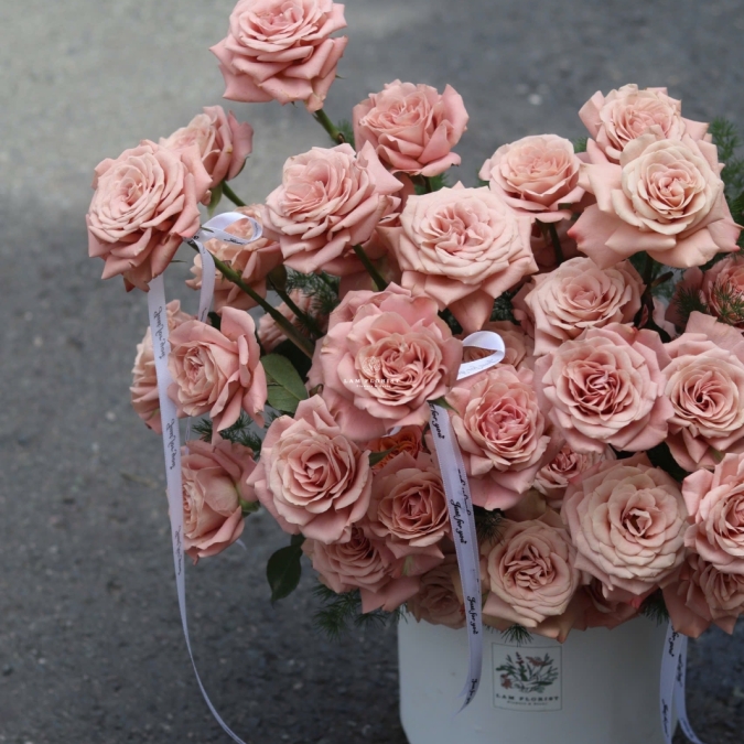 “Capuchino Ngọt Lịm – Hộp Hoa Của Sự Tinh Tế & Sang Trọng”