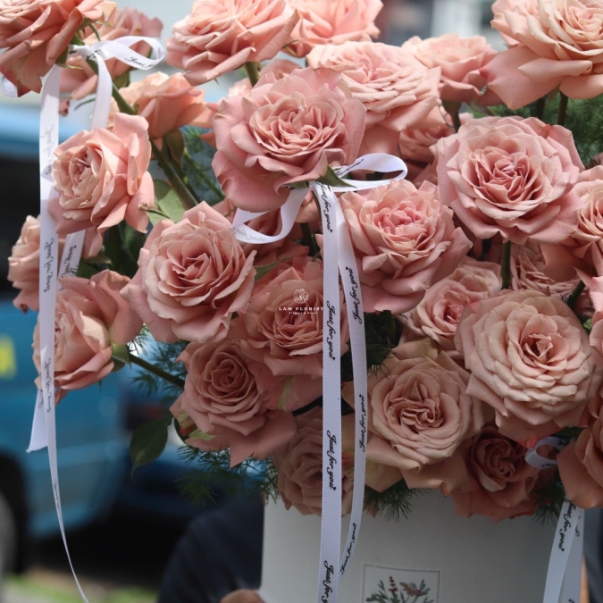 “Capuchino Ngọt Lịm – Hộp Hoa Của Sự Tinh Tế & Sang Trọng”