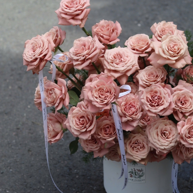 “Capuchino Ngọt Lịm – Hộp Hoa Của Sự Tinh Tế & Sang Trọng”