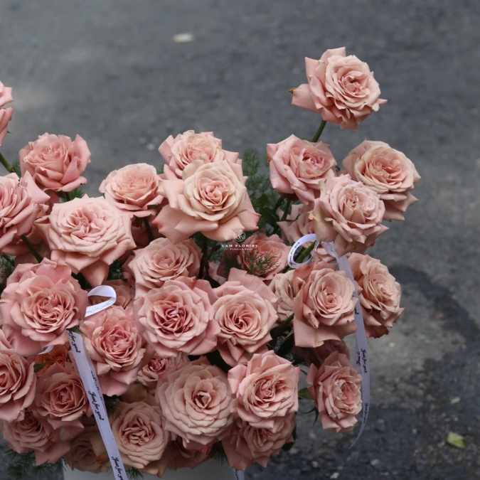 “Capuchino Ngọt Lịm – Hộp Hoa Của Sự Tinh Tế & Sang Trọng”