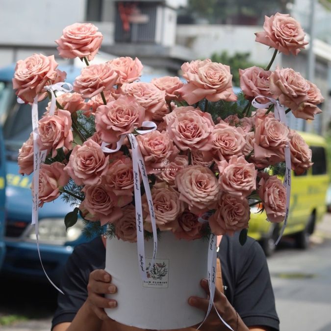 “Capuchino Ngọt Lịm – Hộp Hoa Của Sự Tinh Tế & Sang Trọng”