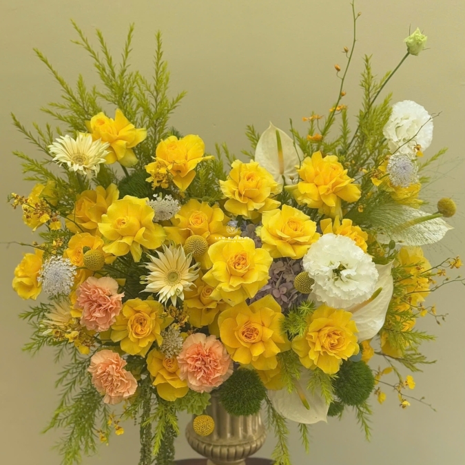 Bình hoa tone vàng sang trọng