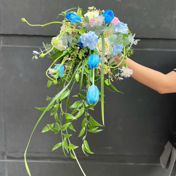 Hoa cưới dáng suối tone xanh