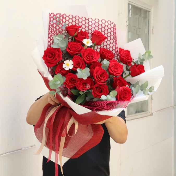 Bó Hoa Tone Đỏ Mix Lá Bạc – Sang Trọng