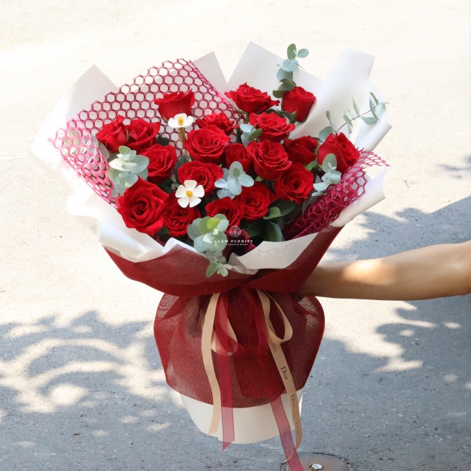 Bó Hoa Tone Đỏ Mix Lá Bạc – Sang Trọng