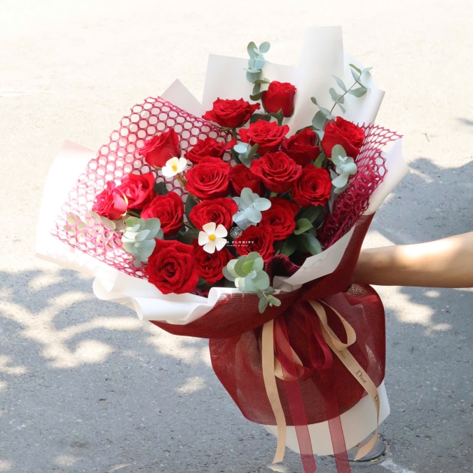 Bó Hoa Tone Đỏ Mix Lá Bạc – Sang Trọng