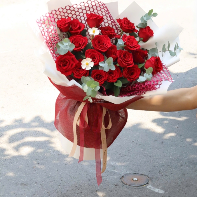 Bó Hoa Tone Đỏ Mix Lá Bạc – Sang Trọng