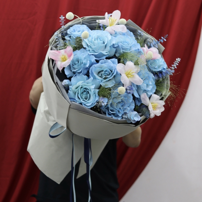 “Hồng Sky Blue & Tulip Trắng – Dịu Dàng Bình Yên”