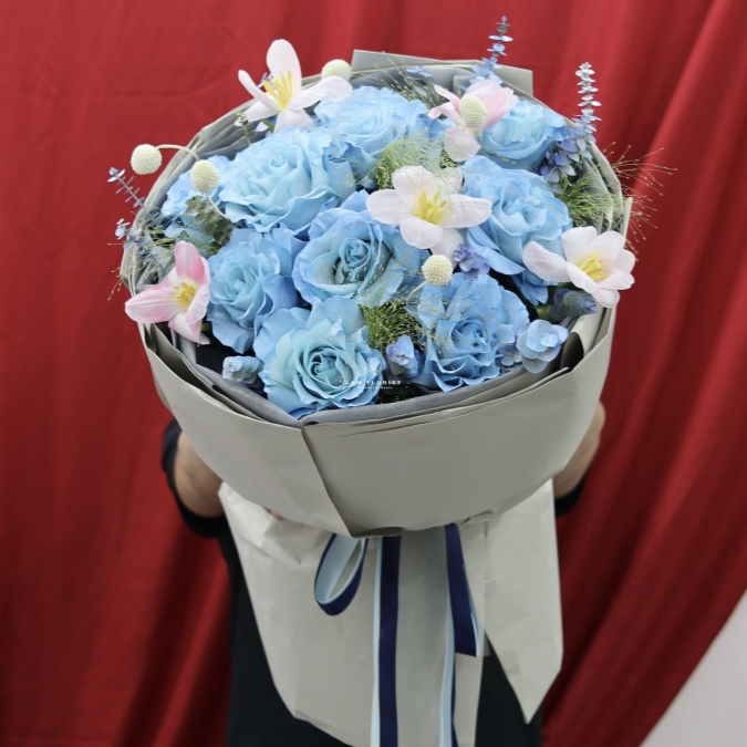 “Hồng Sky Blue & Tulip Trắng – Dịu Dàng Bình Yên”