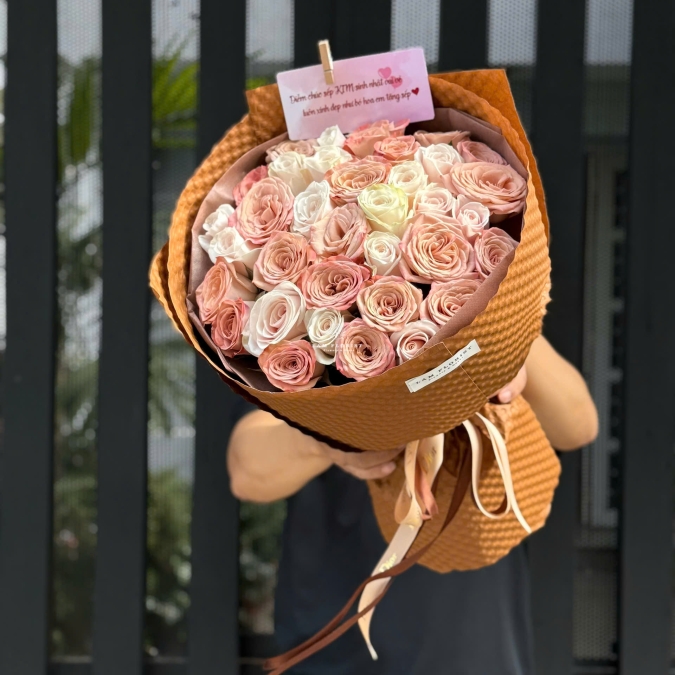 “Hồng Capuchino & Kem Dâu – Ngọt Ngào Trầm Lắng”