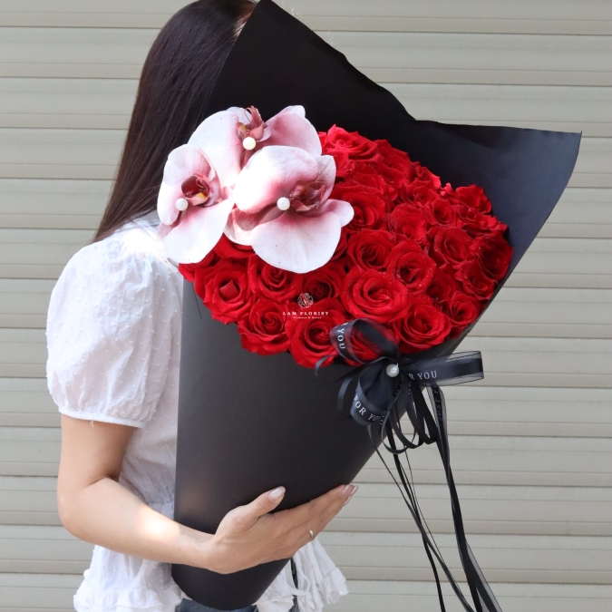 Bó Hoa Que Kem Hồng Đỏ & Lan Hồ Điệp