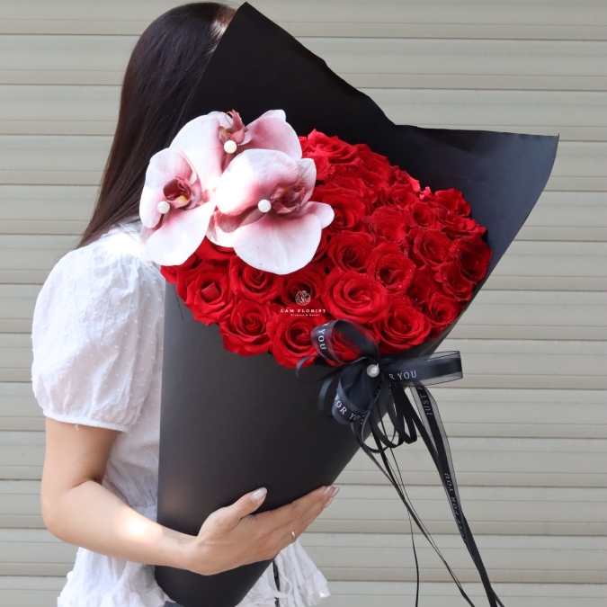 Bó Hoa Que Kem Hồng Đỏ & Lan Hồ Điệp