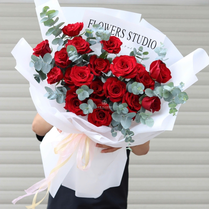 Bó Hoa Chúc Mừng Tone Đỏ Mix Lá Bạc 