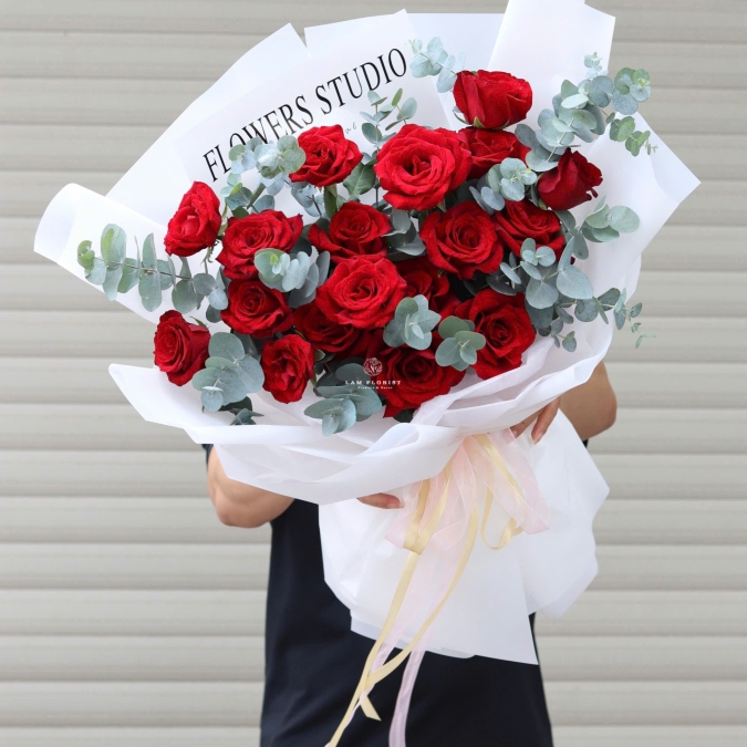 Bó Hoa Chúc Mừng Tone Đỏ Mix Lá Bạc 